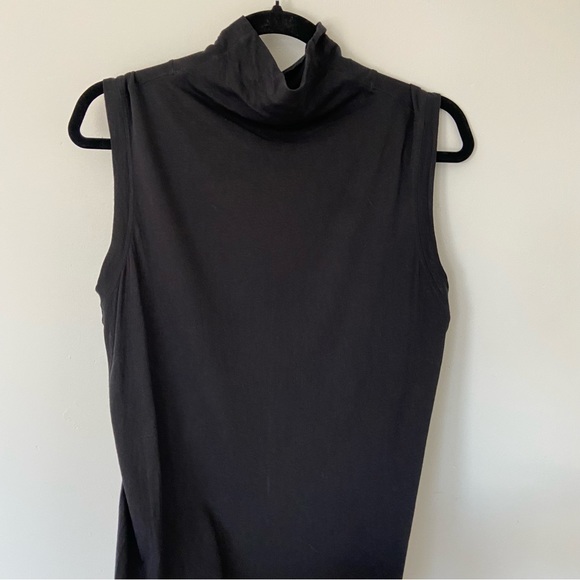 lululemon athletica Tops - Lululemon Athletica Sleeveless Mock Neck Top in Black size 6